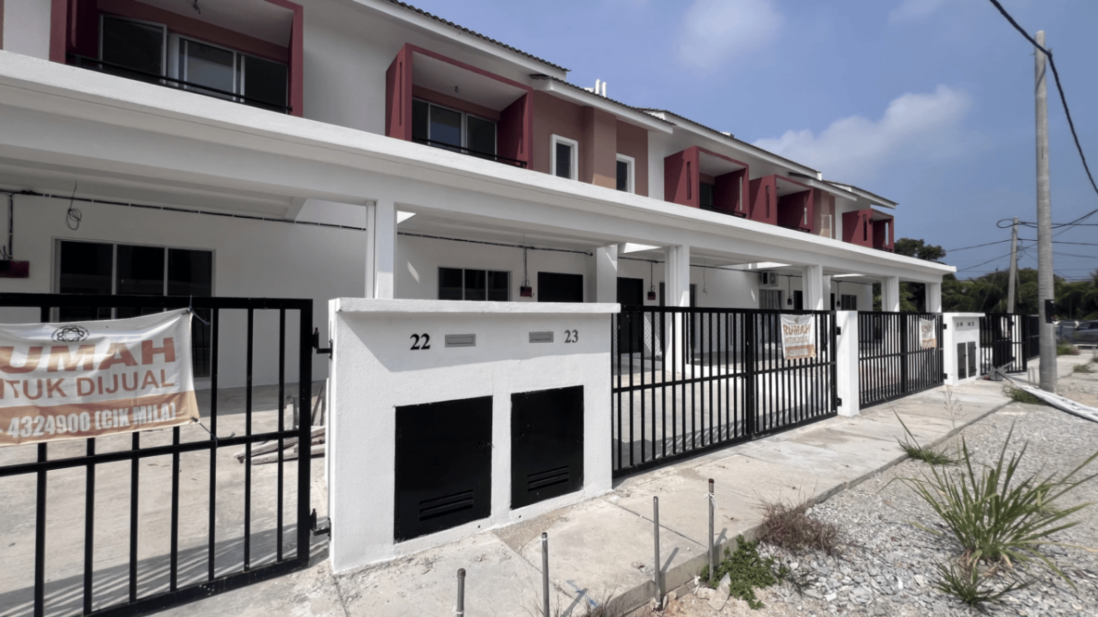 Fasad rumah dan pagar Taman Kasia Lekir